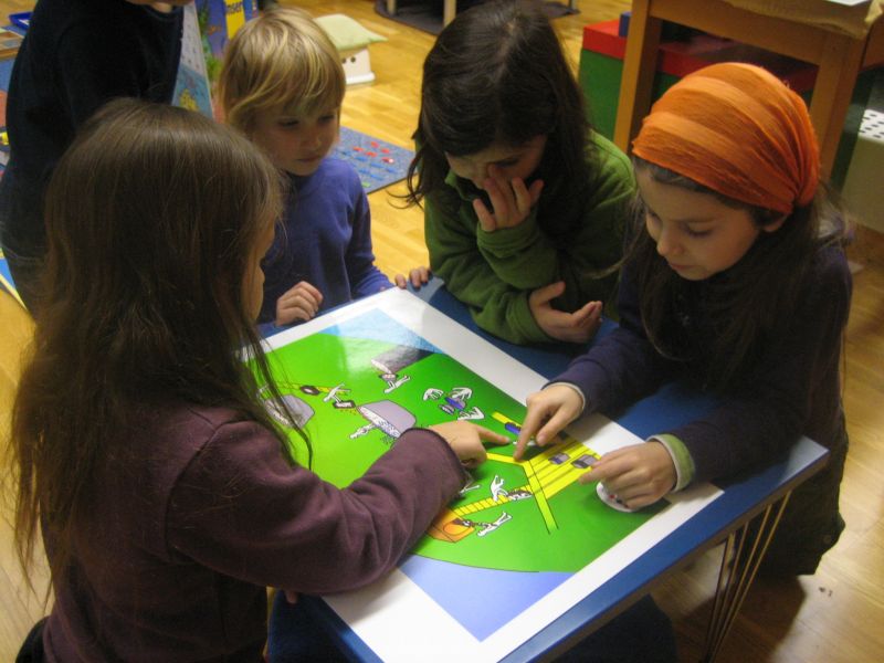 Kinder beschäftigen sich mit Photosynthese ("Blattfabrik")